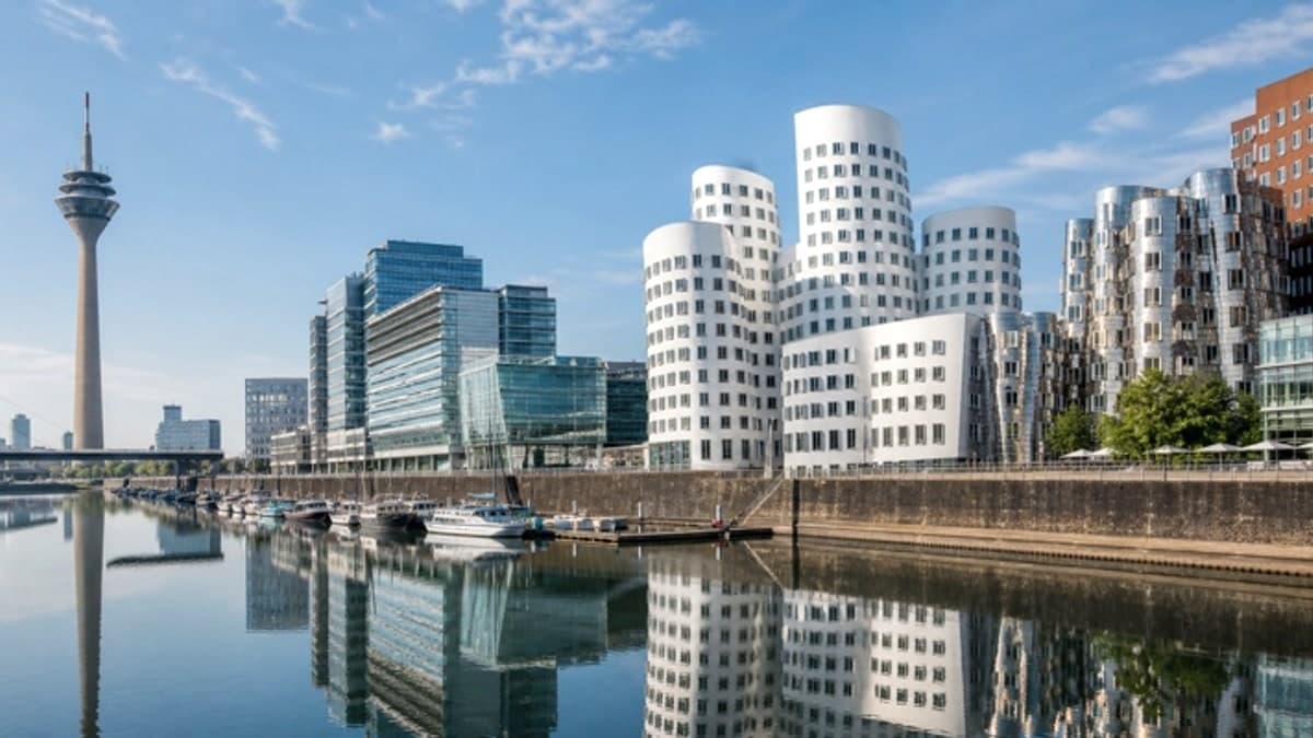 Architettura del Neuer Zollhof nel MedienHafen di Düsseldorf