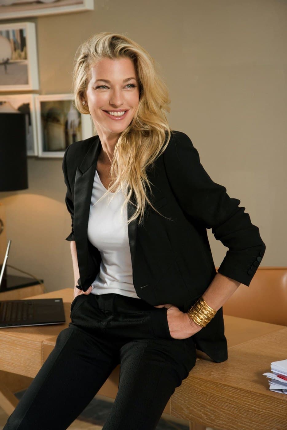 Nicole Junkermann lächelt in einem dunklen Blazer in einem hellen Raum in Düsseldorf